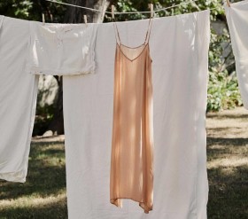 Slipuri DÔEN | Slip lung pentru femei cu decolteu adânc în V Sand Dollar